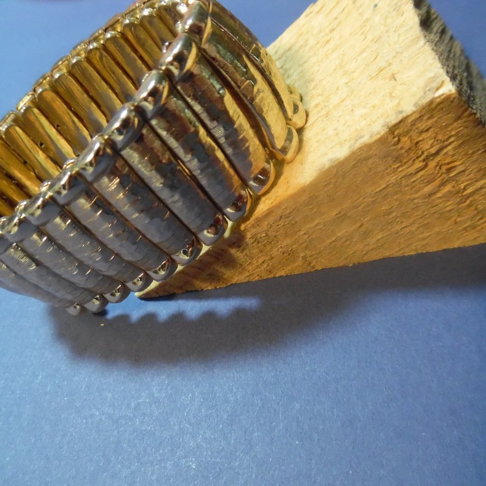 MONET GOLDTONE VINTAGE BRACELET